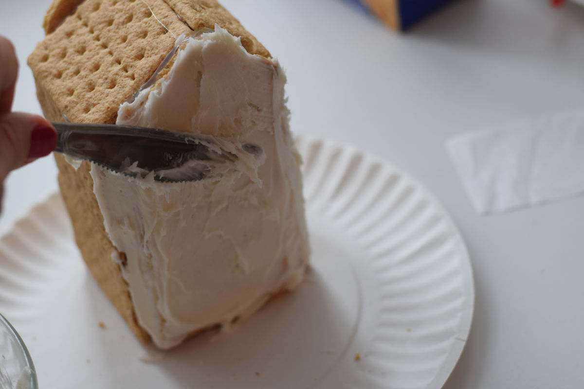 decorating graham cracker houses 