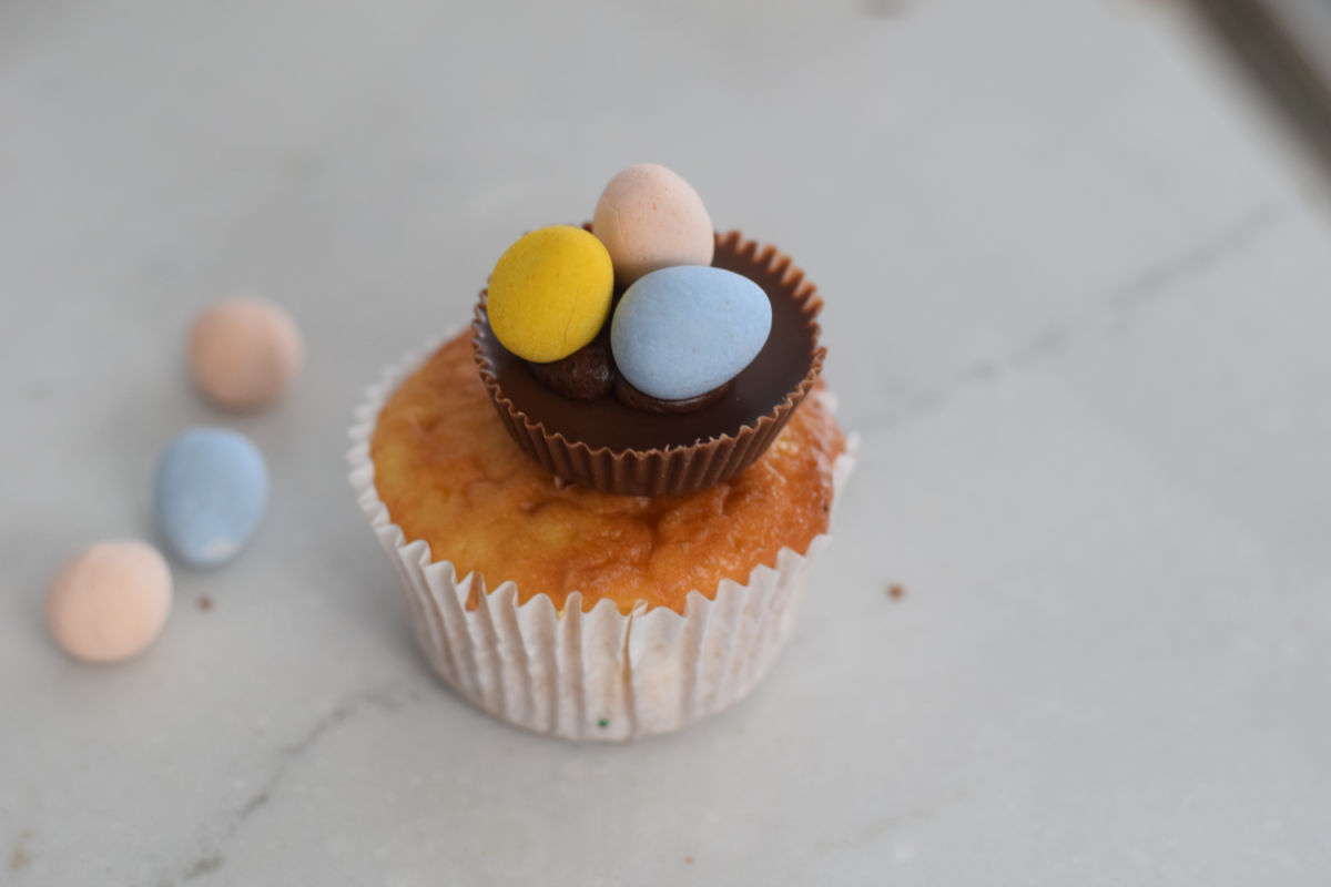 making Bird Nest Easter cupcake 