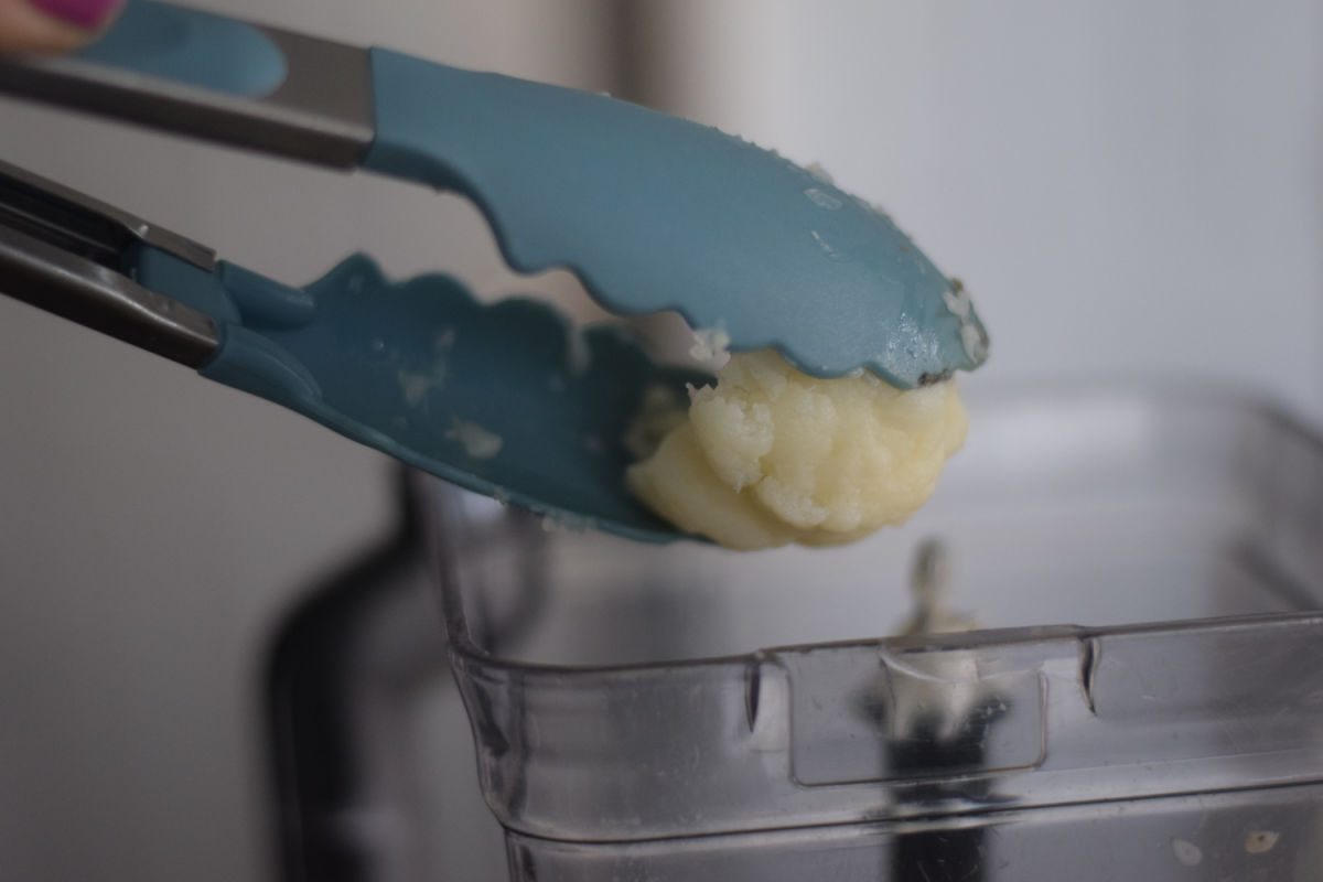 making cauliflower mashed potatoes 