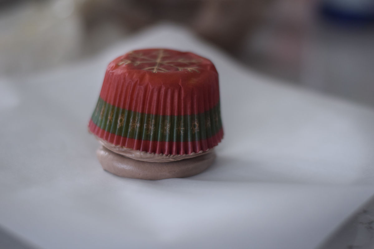 making gingerbread boy cupcake 