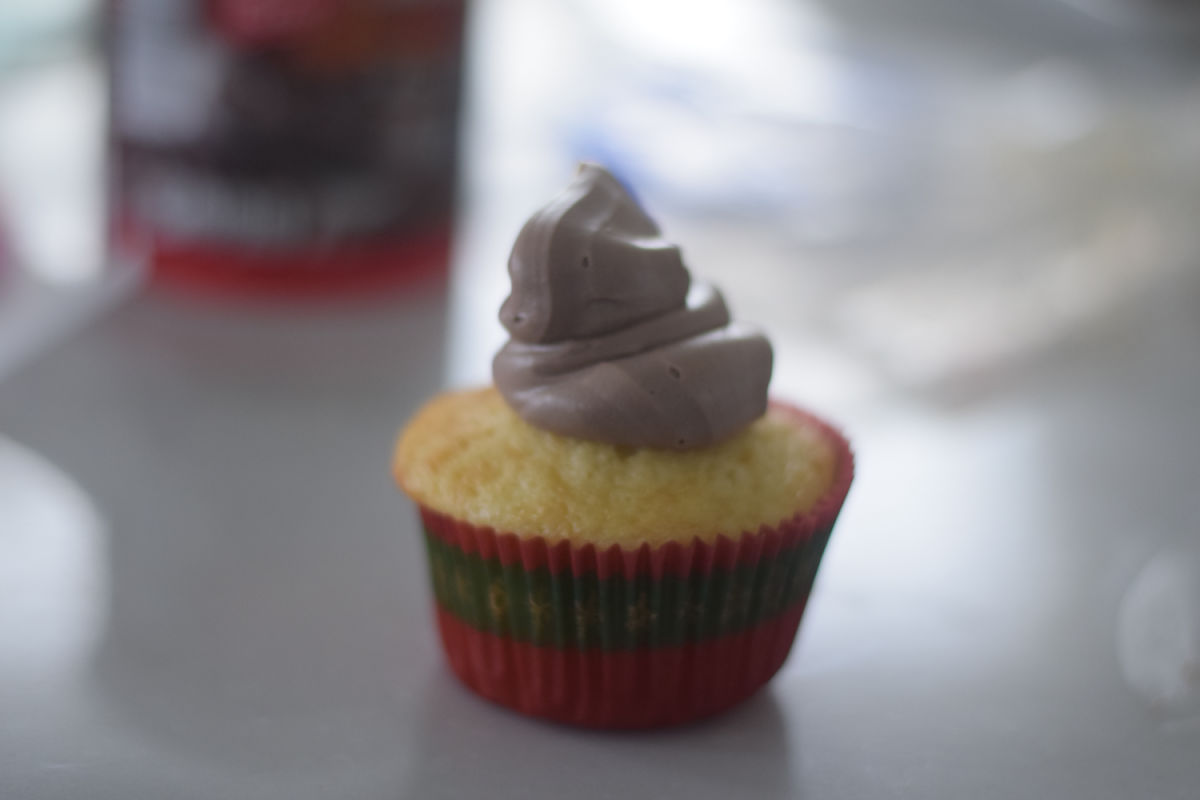 making gingerbread boy cupcake 