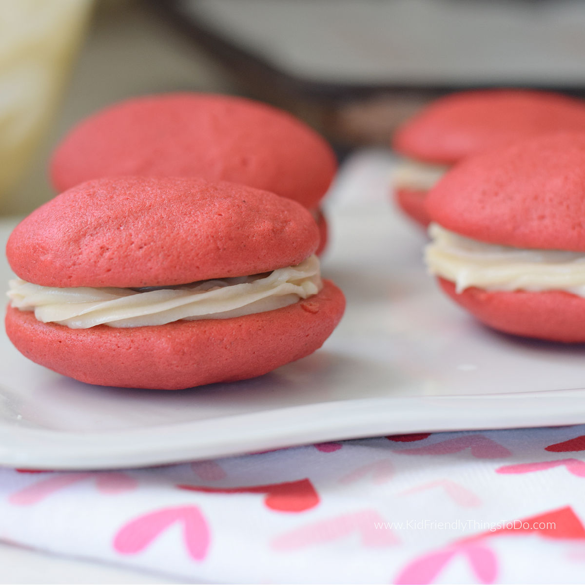 red velvet whoopie pies