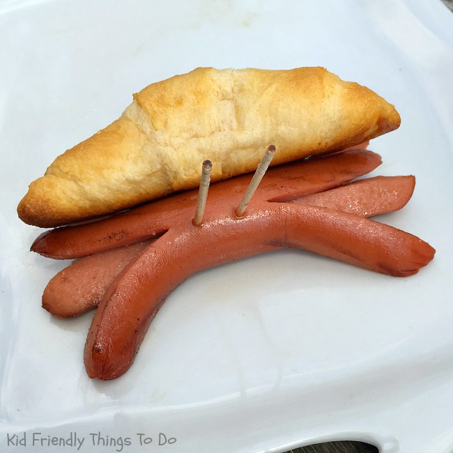 Hermit Crab hot dog fun food. Perfect for ocean parties, Finding Nemo and Finding Dory parties! KidFriendlyThingsToDo.com