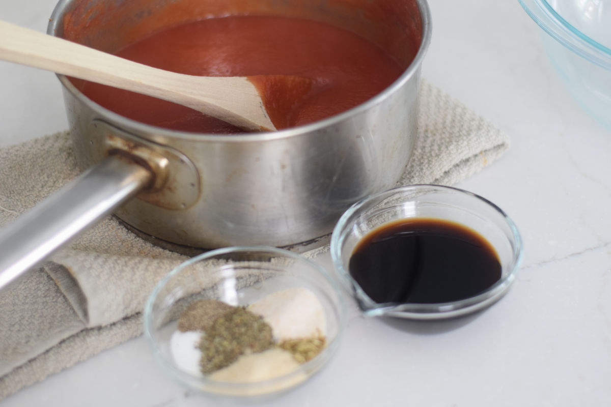 making homemade pizza sauce 