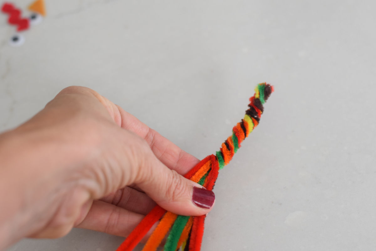 making a pipe cleaner turkey