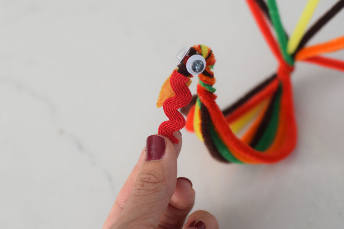 making a pipe cleaner turkey 