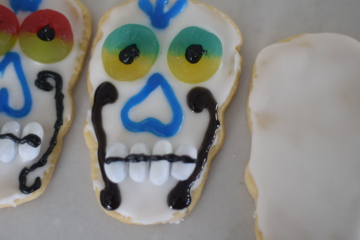 decorating day of the dead cookies