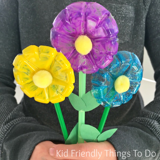 Water Bottle Flowers Craft for Kids - Easy to do and perfect for Mother's Day, spring or summer crafts - KidFriendlyThingsToDo.com