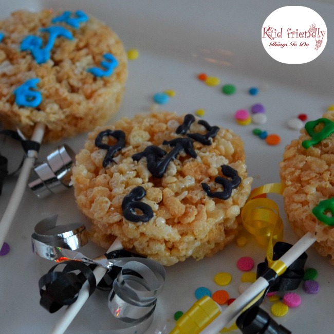 Fun Countdown to the New Year Rice Krispies Treats for a fun New Year's Eve food for the kids and you to enjoy! www.kidfriendlythingstodo.com