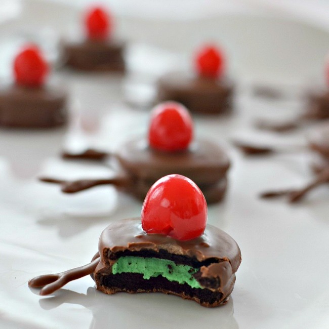 Easy Rudolph Chocolate Covered Mint Stuffed Cookies! - A Cute and Yummy Dessert - Perfect and Simple DIY for Christmas parties or fun food craft with the kids - www.kidfriendlythingstodo.com