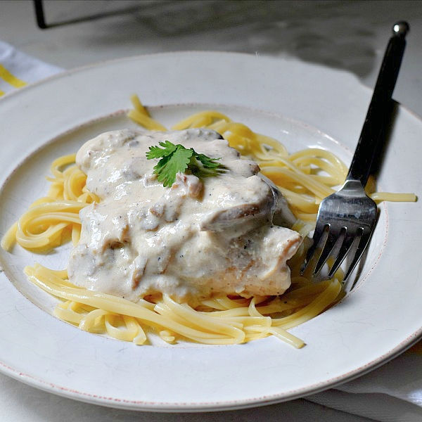 slow cooker chicken in sour cream sauce