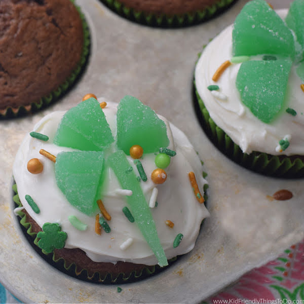 shamrock cupcakes for st. patrick's day