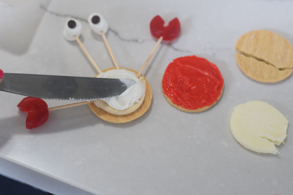 making a crab from a cookie