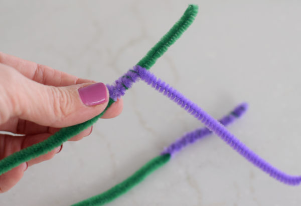 making pipe cleaner flowers 