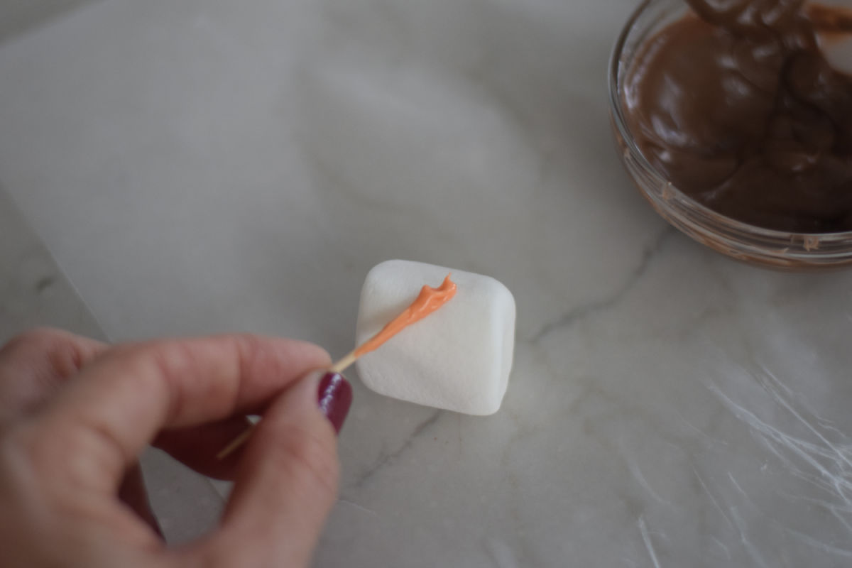 making marshmallow snowman 