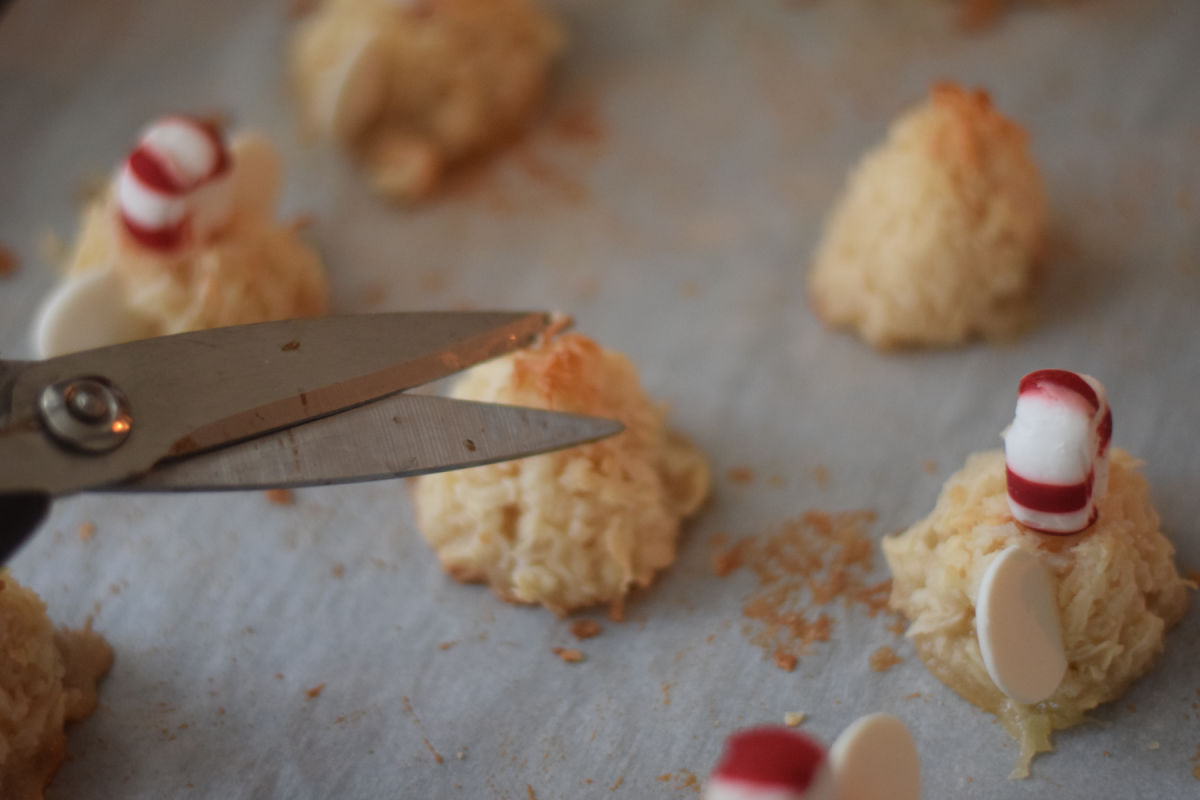 cutting macaroons 